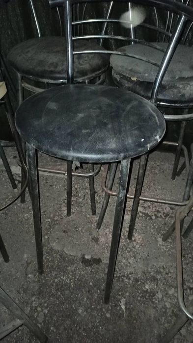 Барные стулья есть целые ниша есть без низов ,на фото видно
