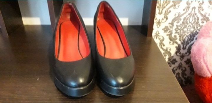 Чёрные туфли на каблуке