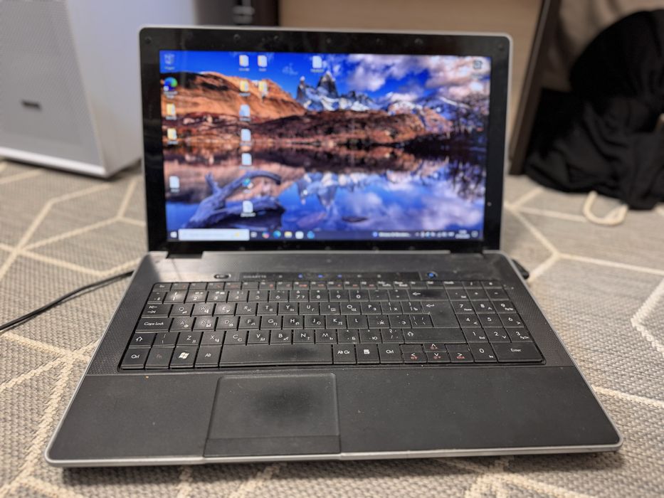 Ноутбук gigabyte i1520m