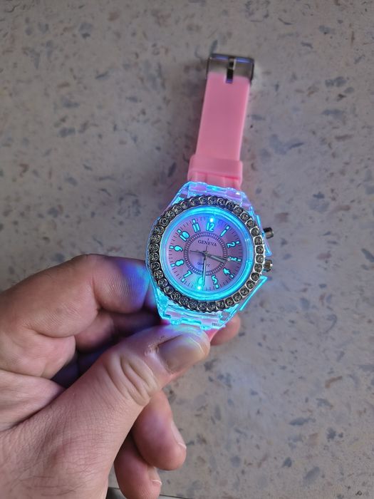 Nowy damski zegarek świeci różnymi kolorami