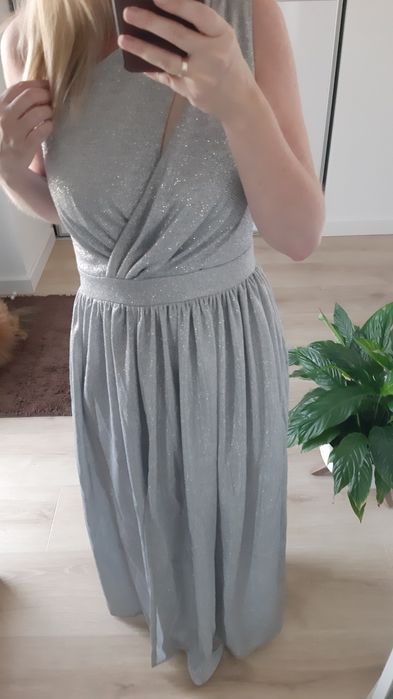 Loola EVITA srebrna - Brokatowa suknia z wyciętym dekoltem
ROZMIAR: M