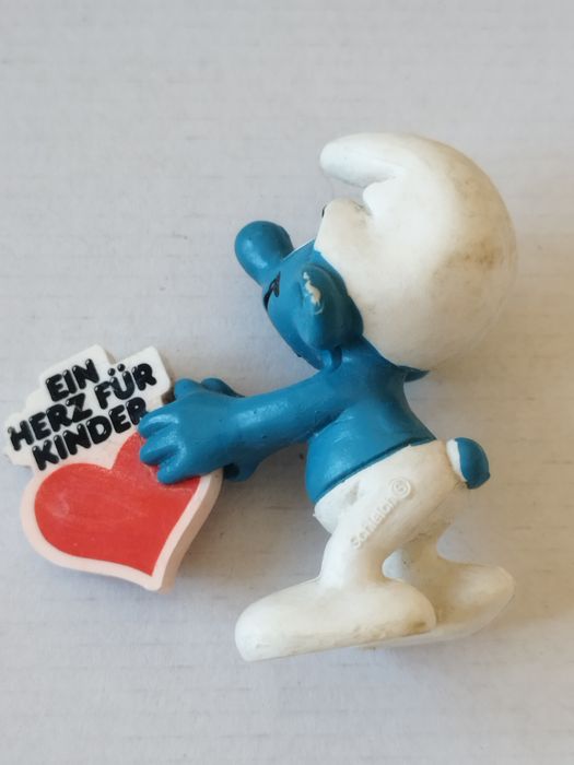 Smurf da Schleich com um Coração.

Smurf "Um Coração para as Crianças"