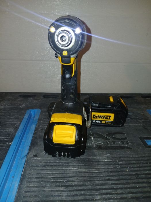 Zakrętarka Dewalt Dcf 835 + akumulatory
