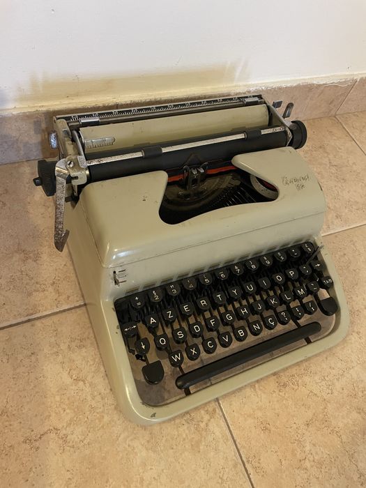 Máquina de escrever Everest K2