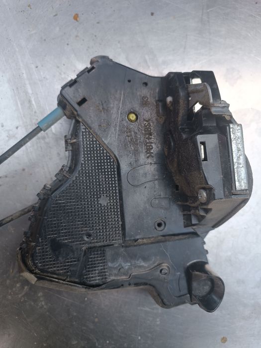 Замок передній правий Toyota RAV4