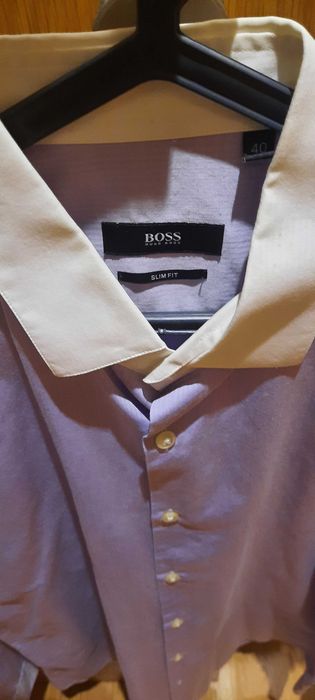 Camisa Hugo Boss lilás com gola branca