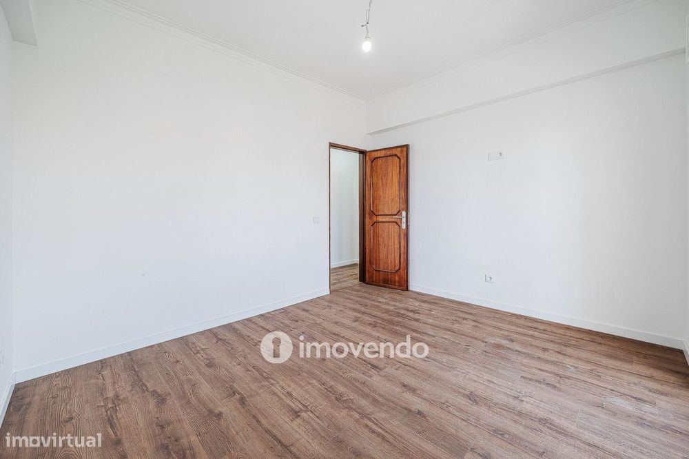 Apartamento T2 remodelado, com cozinha equipada, na Reboleira