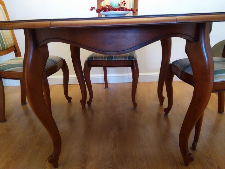 Stół okrągły, rozkladany, drewniany z krzesłami