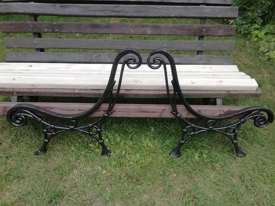 Ławka ogrodowa, solidne kute nogi
