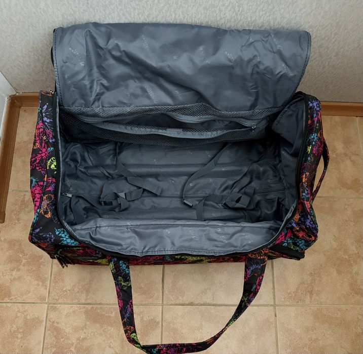 Сумка на колесах AIRTEX 65x35x25 з яскравим принтом метеликів