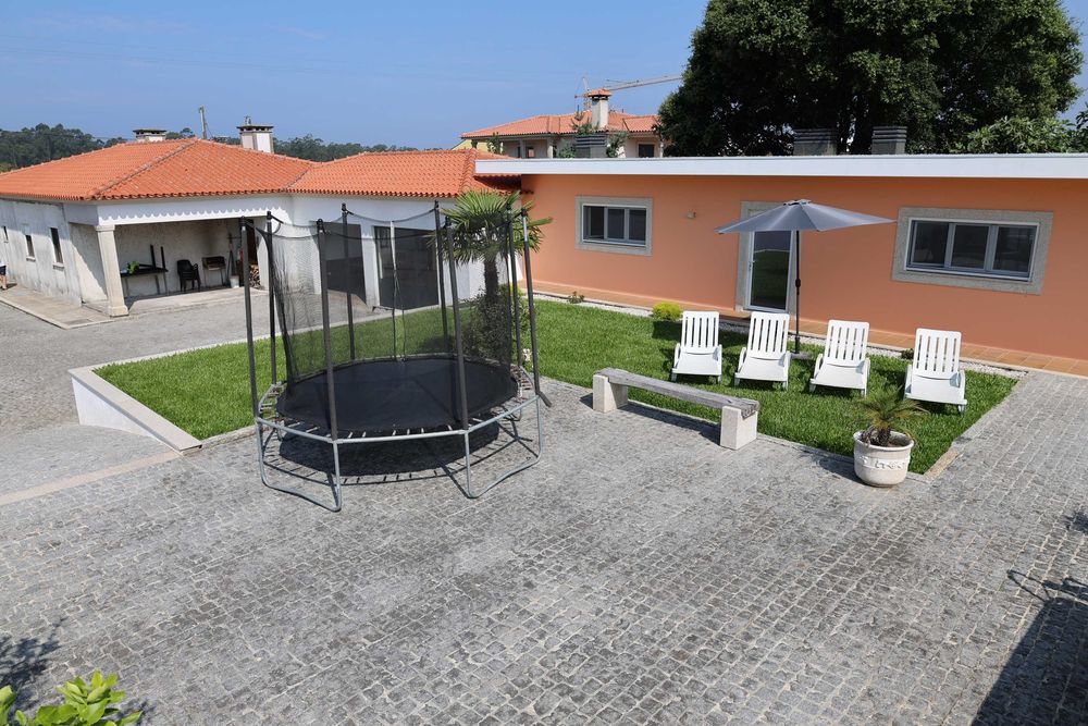 EPS49,casa V3, preço ESPECIAL de 800€ semana de 8-15 Agosto. Casa piso térreo,piscina e salão jogos.Grande espaço exterior