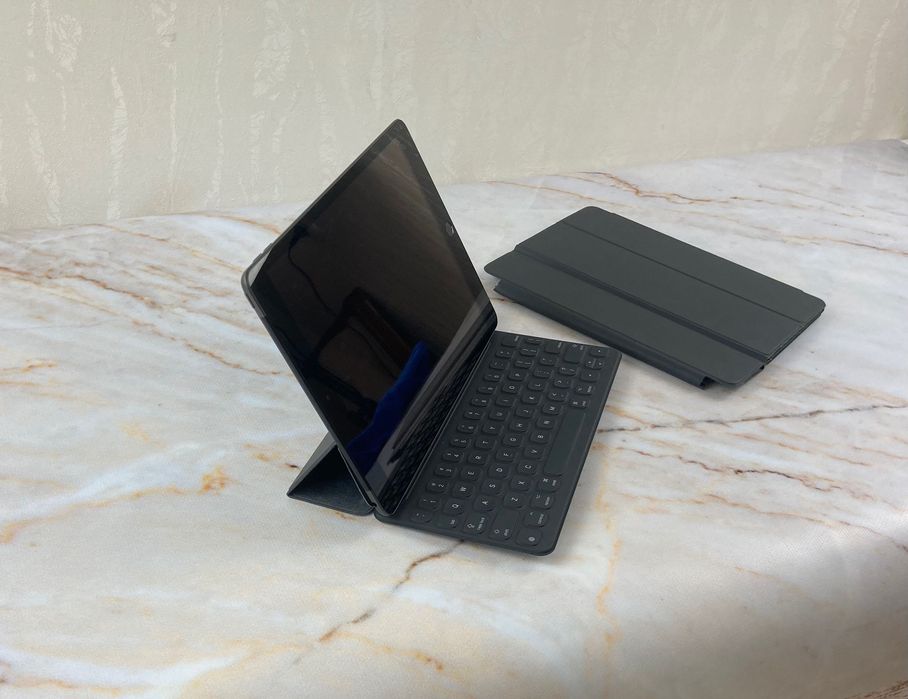 Apple Smart Keyboard Folio на iPad Pro 9.7, клавиатура