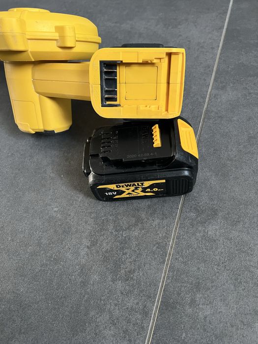 Акум. Повітродуйка  Dewalt DCV 100 + АКБ 4.0 Ah