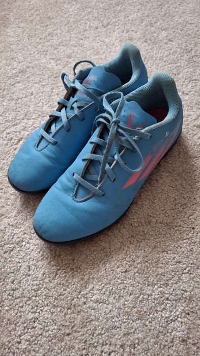 Halówki. Buty do piłki noznej