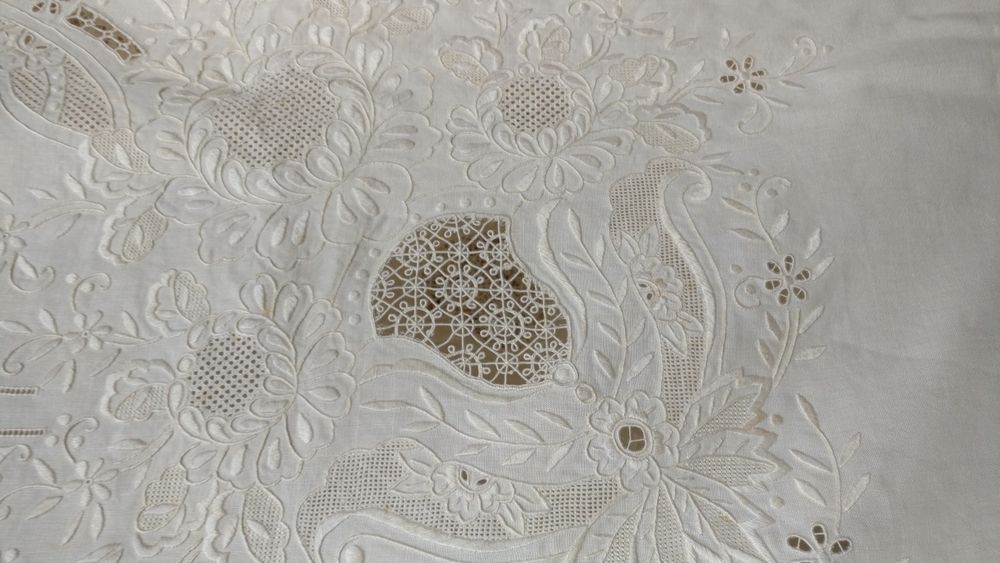 Toalha linho bordada à mão Ponto Richelieu, Tibaldinho, Crivo e Cheio