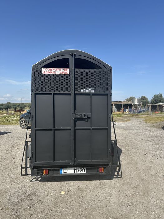 Reboque de 2 Cavalos com Porta Maratona
