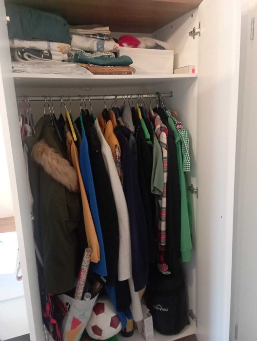 Szafa dwudrzwiowa na drewnianych nóżkach BRW