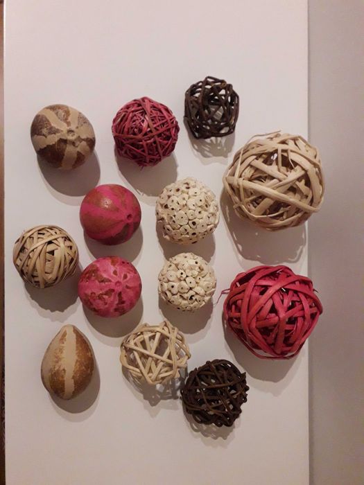 Decorações redondas em tons castanho, cru e rosa