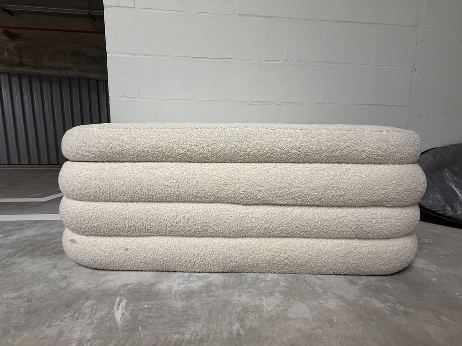 Banco SKLUM com Armazenamento em Chenille Jutson - Textura Chenille