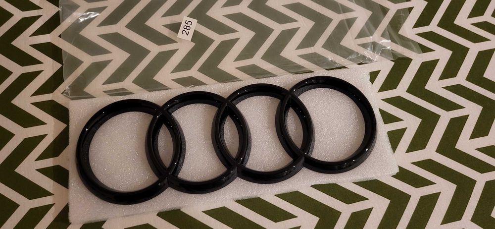 Audi 8W9071802 - Logo con anelli, edizione di colore nero