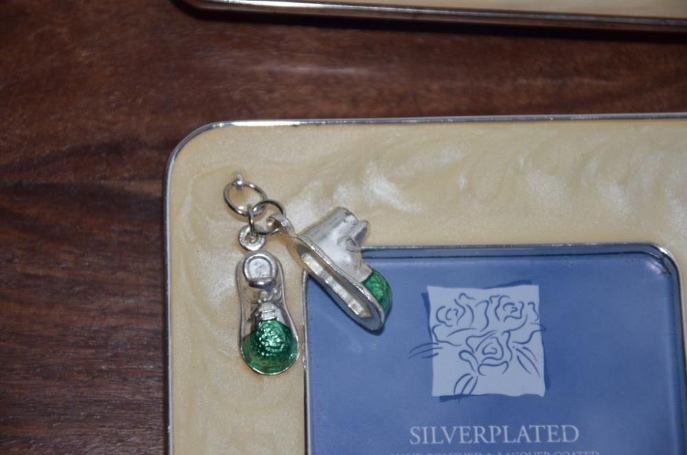 Molduras para fotos 8 x 8 cm, com “madrepérola” e banhadas a prata