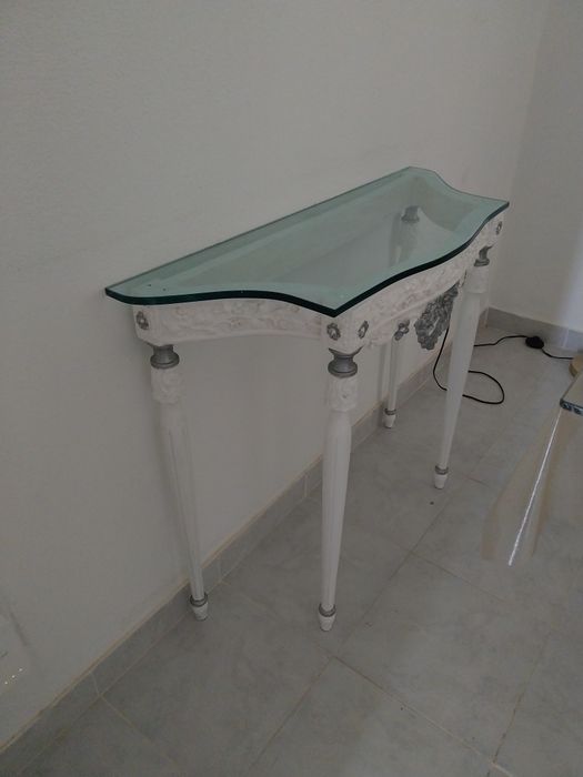 Mesa estilo credencia com tampo em vidro