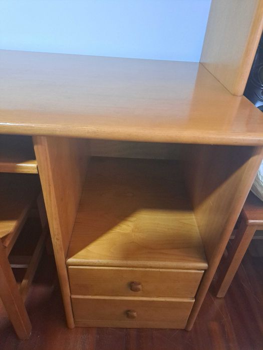 Móvel de quarto com cadeira e mesa