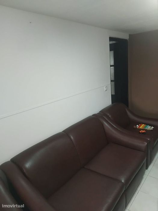 Casa com 2 quartos, arrumo   e lugar de estacionamento