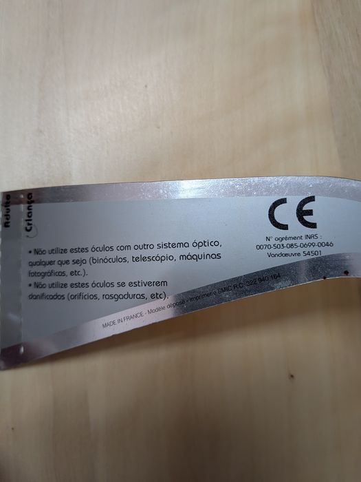 Óculos de eclipse solar vintage de 1999.