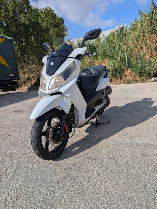Mota 300c automática motor e elétrica em perfeito  estado , pneus novos e óleo trocado, ano 2015 sem nada pra fazer com faturas da oficina.