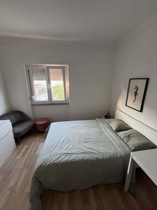 Cama branca Ikea - conjunto completo (cama, estrado e colchao).