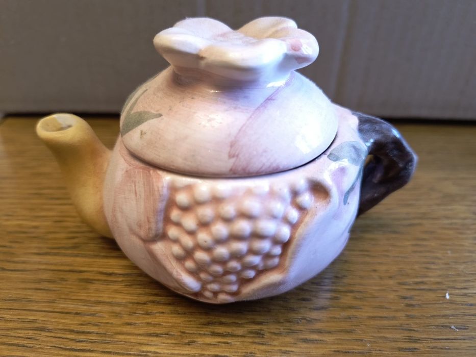 Dzbanuszek z pokrywką owoce kwiaty figurka ceramiczna