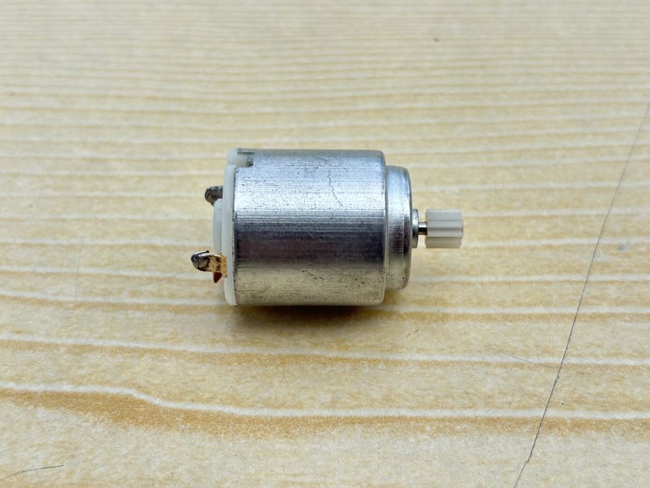 Silniczek elektryczny DC z zębatką