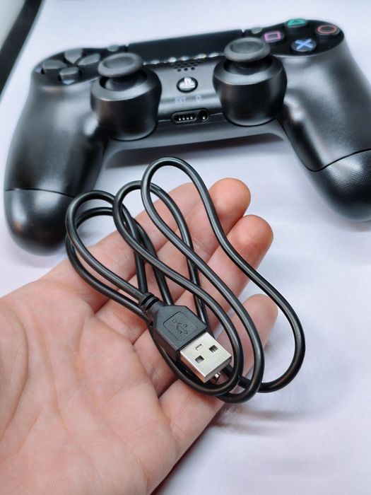 Comando para PC/PS4 Em ótimo estado + cabo.
