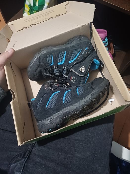 Vendo bota de caminhada e patins