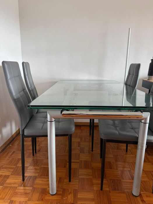 Conjunto mesa e 4 cadeiras