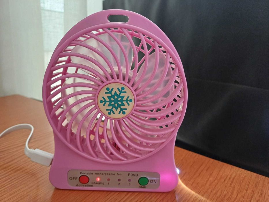 Ventoinha Portátil Rosa | USB | 3 Velocidades | Luz Lateral | 14 cm