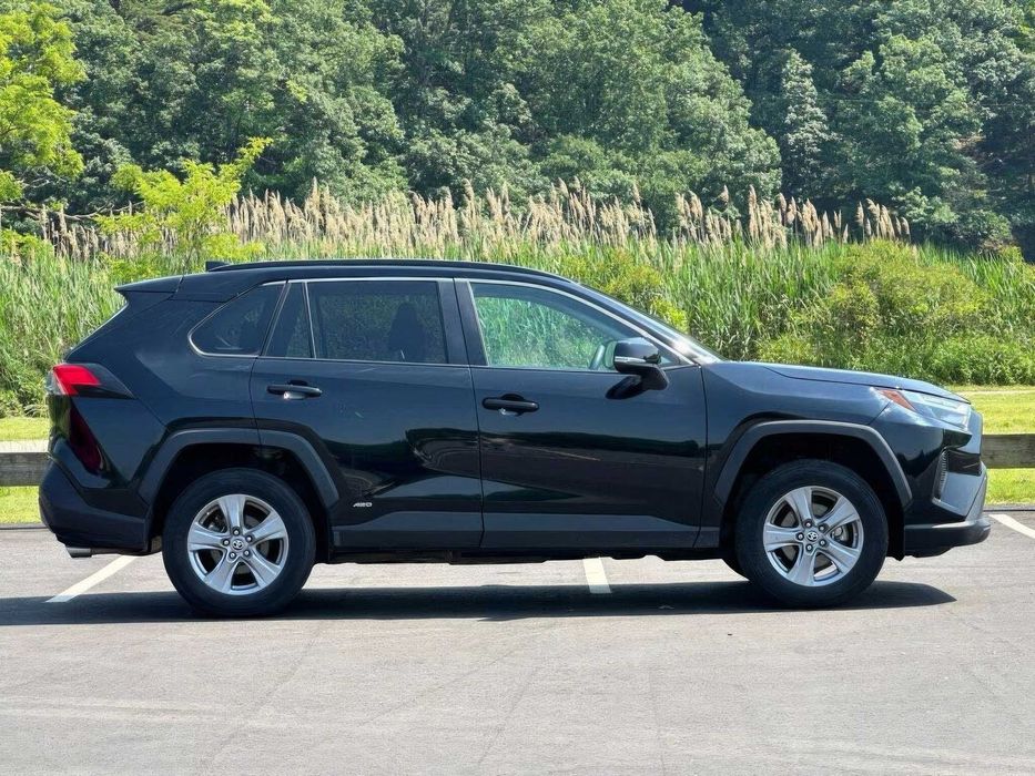Toyota RAV4 Hybrid XLE Premium      2024