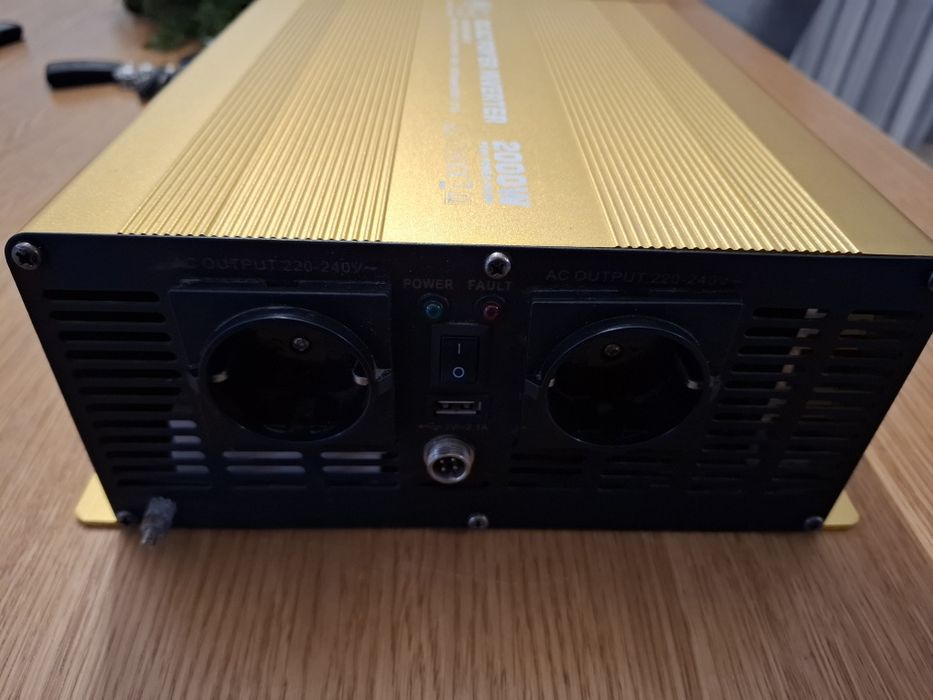 Przetwornica napiecia czysty sinus 2000Watt 12V/230

PRZETWORNICA NAPI