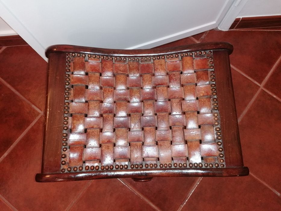 Banqueta vintage com marcas de uso