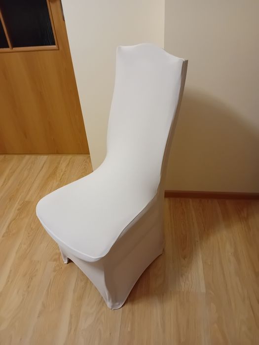 Białe pokrowce bankietowe ślubne
