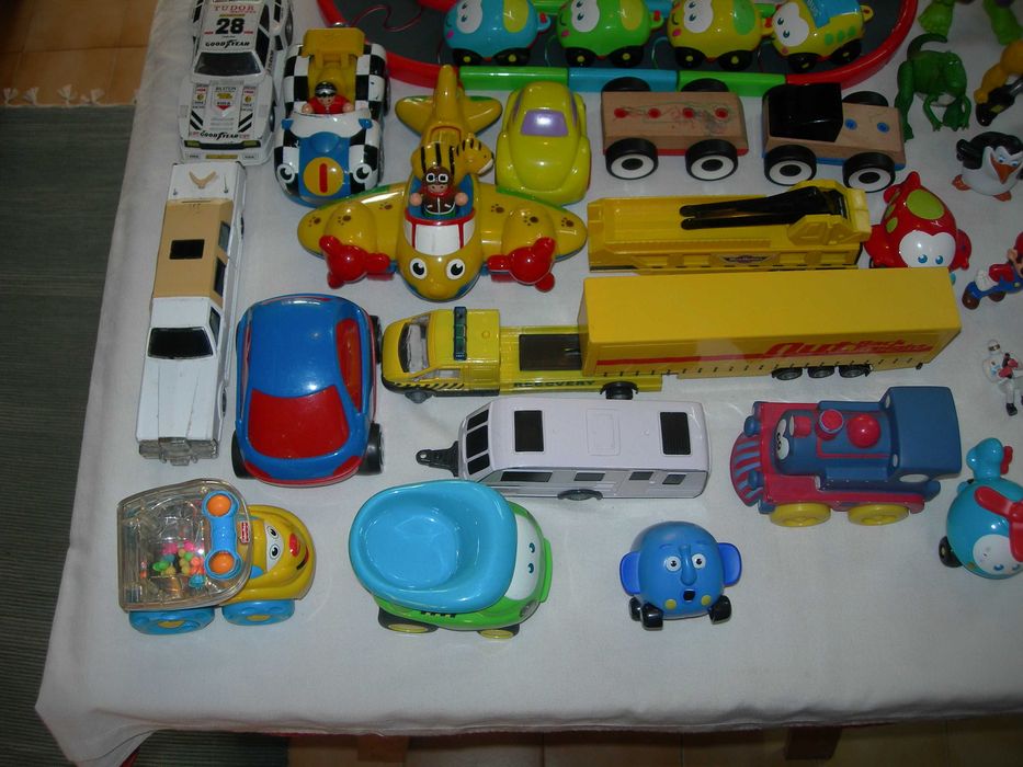 Brinquedos vários.