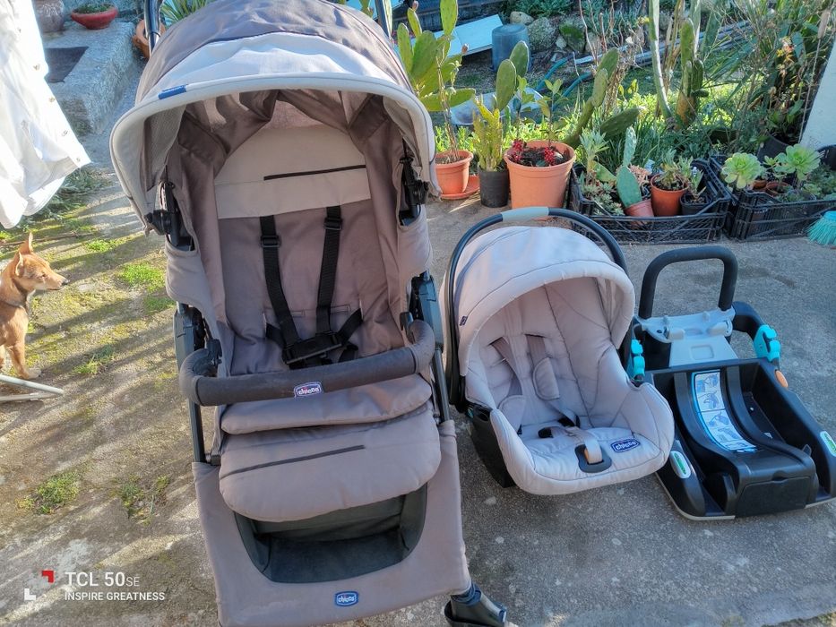 Carrinho de bebê da Chicco em bom estado com pouco uso.