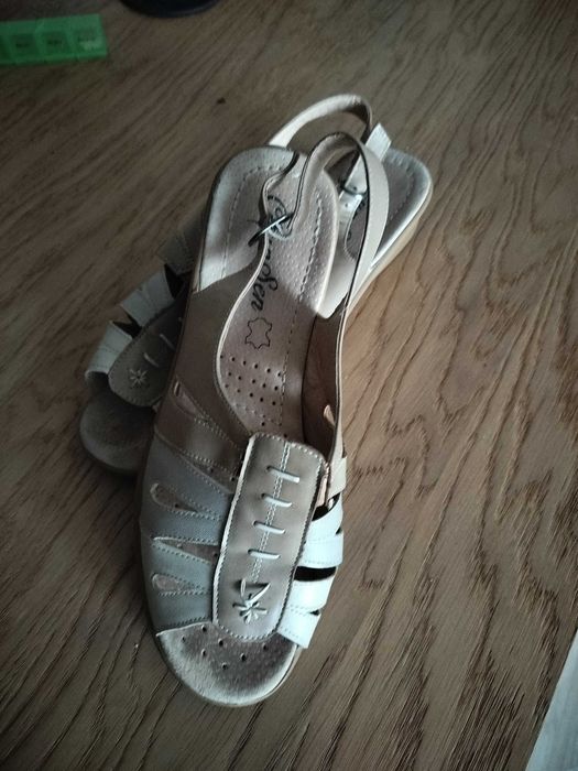 Buty damskie sandałki 39 koturn gumki wsuwane 25cm skóra Chun Sen