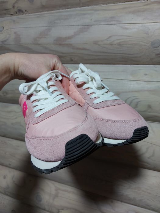 Стильні жіночі кросівки від американського бренду Blauer
Стильні жіноч