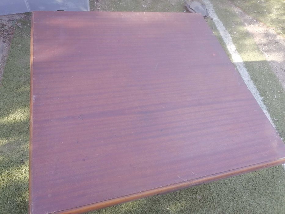 Mesa de madeira em bom estado