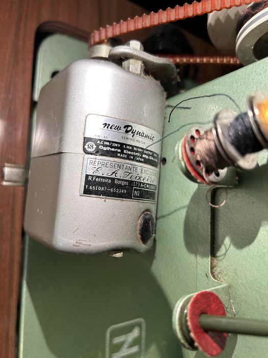 Máquina de costura Necchi com móvel