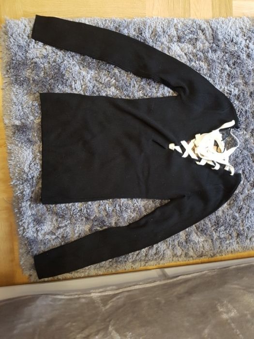 Sweter dekolt serek paski plecy czarny