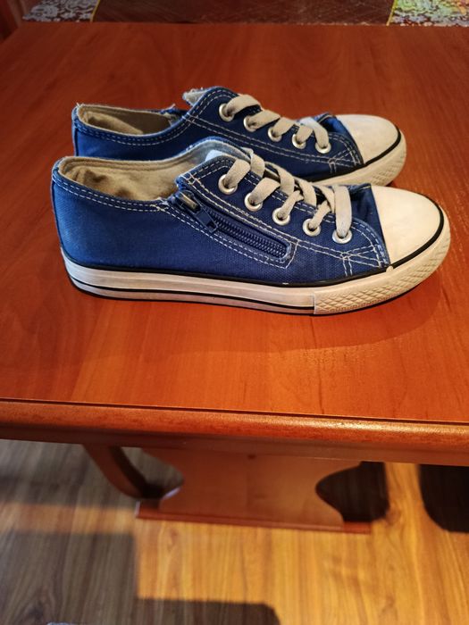 Sprzedam trampki sznurowane z dodatkowym zamkiem r.32 stan bdb