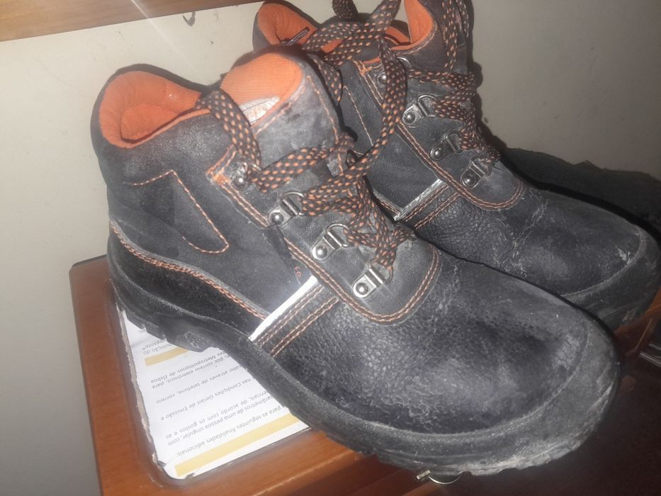 Botas trabalho biqueira de aco nr.39    5€